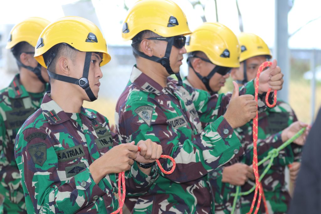 Soldiers of the Indonesian National Military - Quick Response Disaster Management Unit take part in rope tying exercises during a confined space rescue class in Kapolei, Hawaii, July 9, 2018. This marks the first joint training exercise between the HIARNG, Philippine, and Indonesian, Chemical, Biological, Radiological, Nuclear and High-Yield Explosive, Enhanced Response Force Package teams. (U.S. Army National Guard Photo by Sgt. Tinisha Mellein-Fortson/Released)